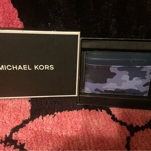 Original💋💋💋 SOLD 💋💋💋 new Michael Kors Women card holder with key chain new inbox